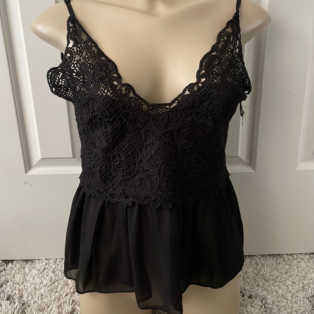 Black FLOWY Vneck chiffon embroidered lace mixed media camisole. Ruffle hem NWT